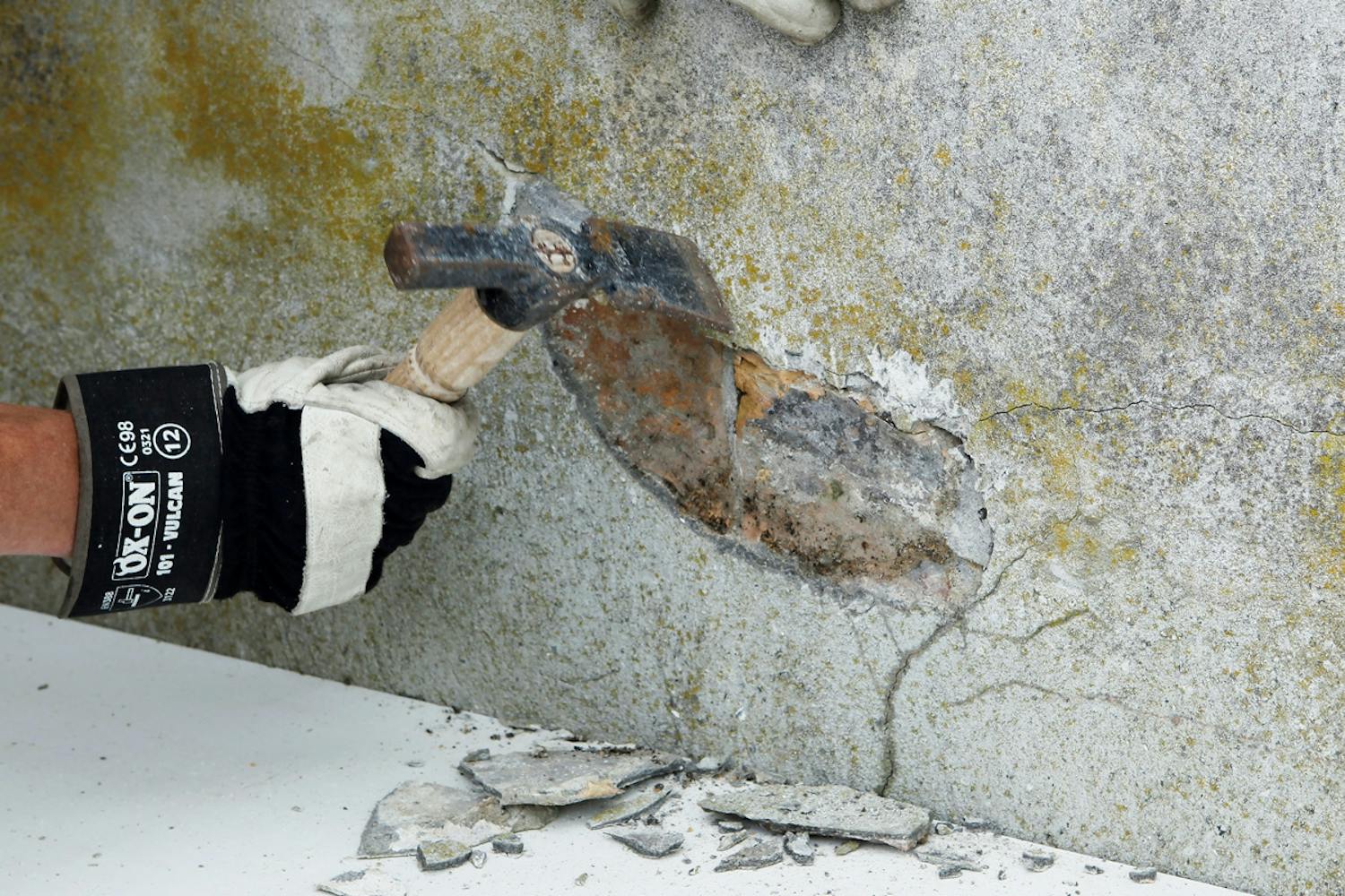 En sprekk i pusslaget slipper inn vann, slik at frost kan løsne pussen. Det skal fikses før huset skades. En sprekk i pusslaget slipper inn vann, slik at frost kan løsne pussen. Det skal fikses før huset skades.